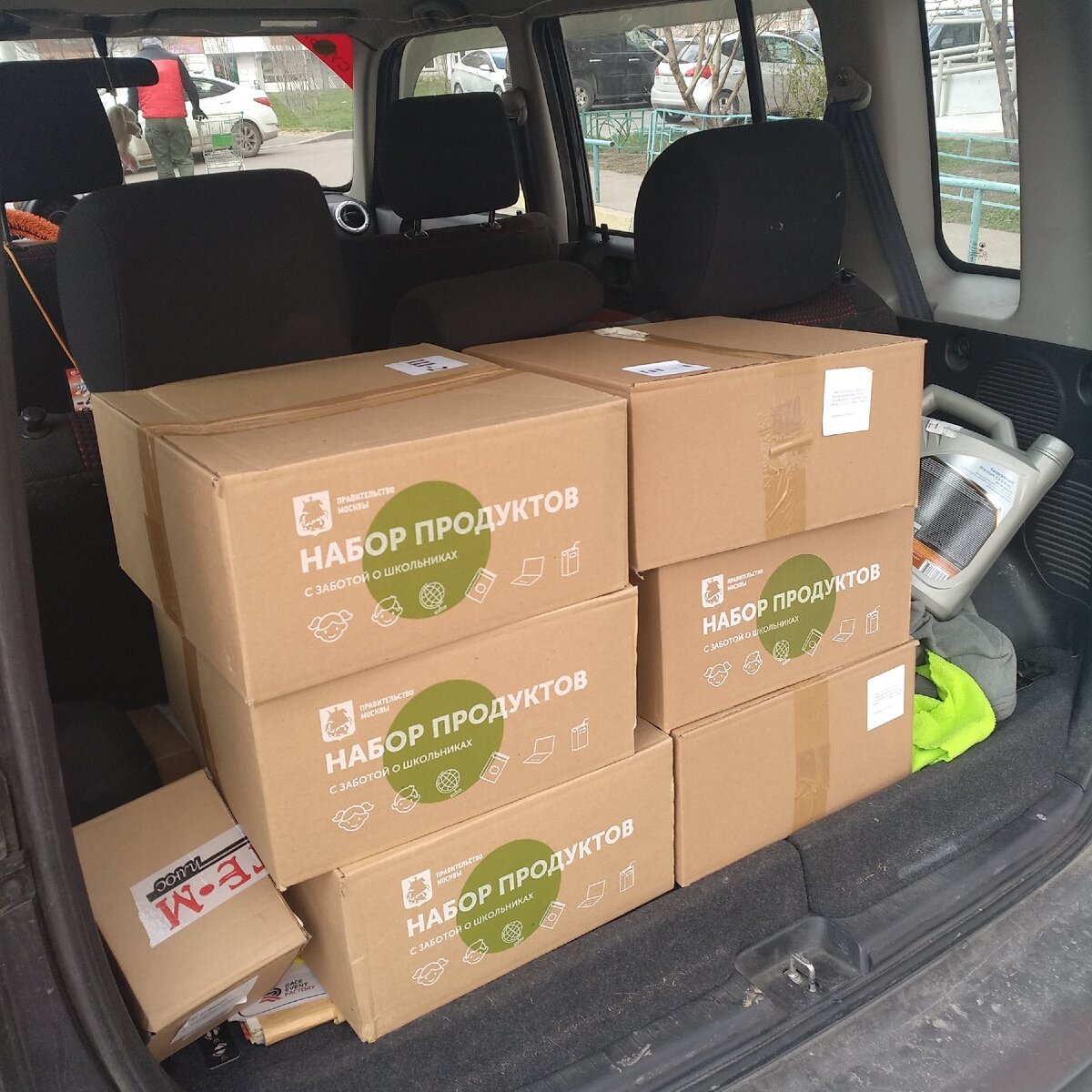 6 коробок на троих детей.