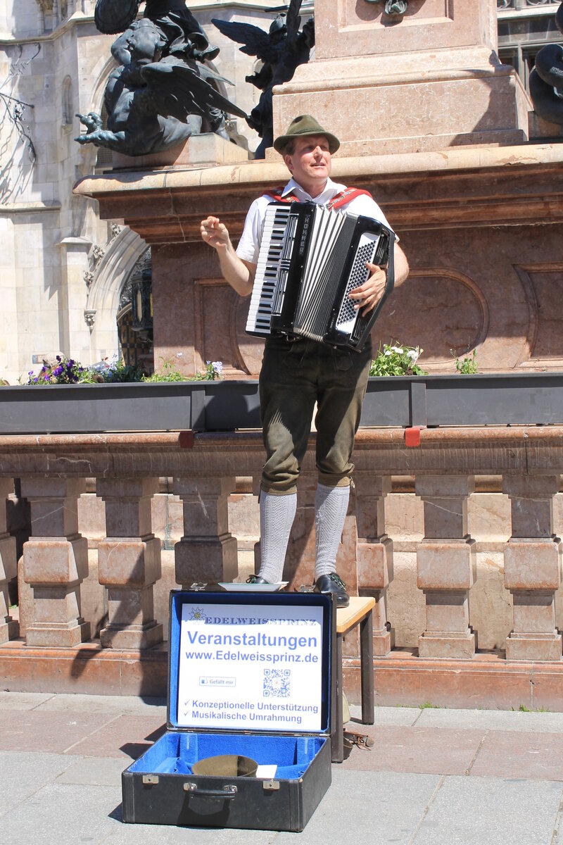 Уличный музыкант вроде как тоже работает "с утра до ночи", но денег в семье от этого не прибавляется...