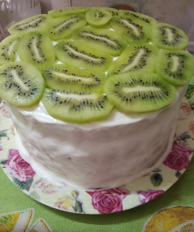 Торт получился высокий 18 см. в диаметр коржа. Раньше у меня был больше диаметр и торт получался ниже.