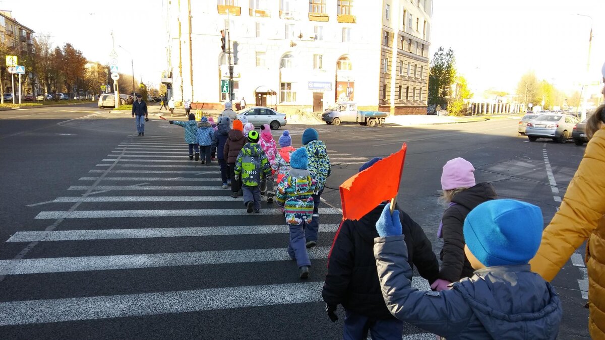 Пешеходы переходят дорогу по переходу. Пешеходный переход. Дети переходят дорогу. Пешеходный переход для детей. Пешеходный пешеход на дороге