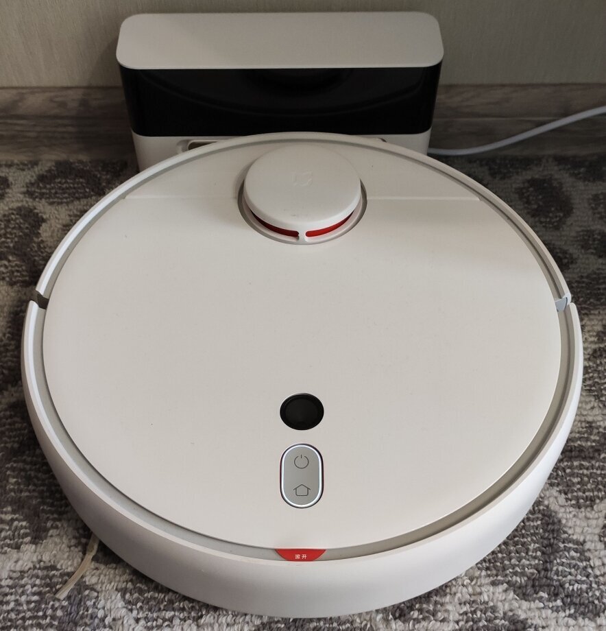 Пылесос на зарядной станции (на док-станции).