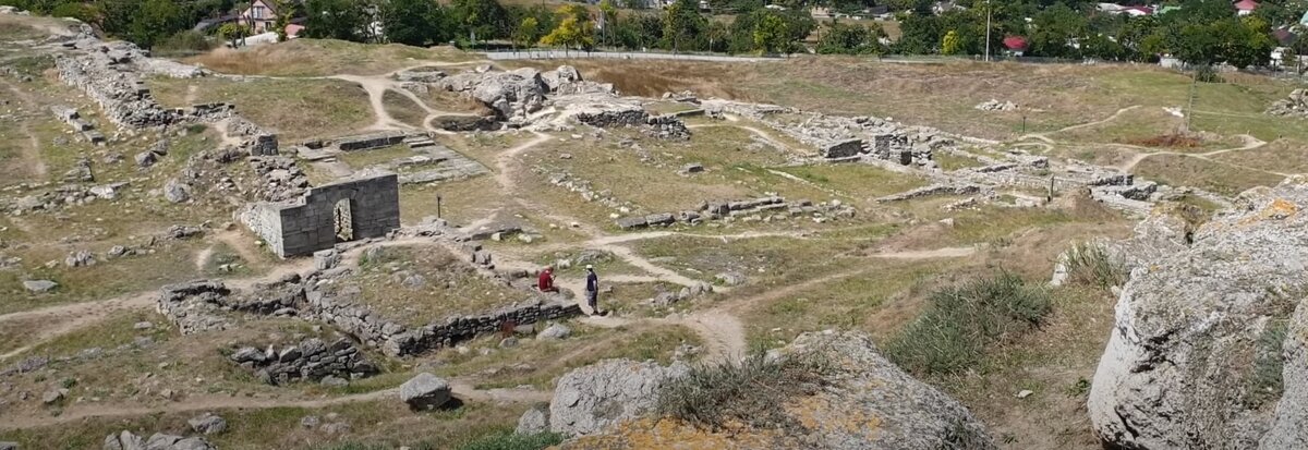 Вид на развалины Пантикапея - столицу Боспорского царства.