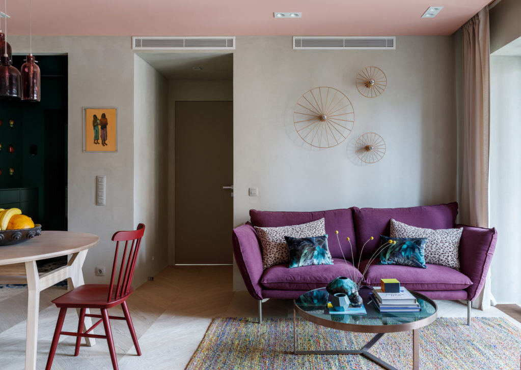 Фрагмент зоны гостиной. Ковер, Barcelona Design; диван Hugo, Sits; декоративные подушки, Loffilab; бра Wheel, Aromas del Campo; журнальный столик, Made.