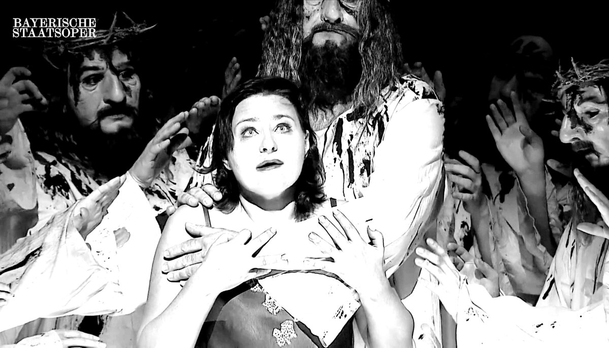 Иисусы изображают огонь, охвативший оккультистку на костре