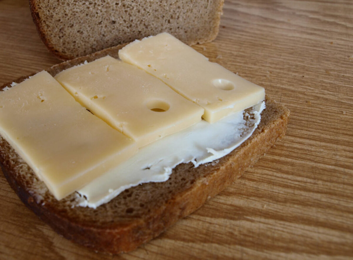 Хлеб с маслом можно есть. Бутерброд с маслом. Бутерброд с маслом и сыром. Бутерброд c маслом и сыром. Хлеб с маслом и сыром.