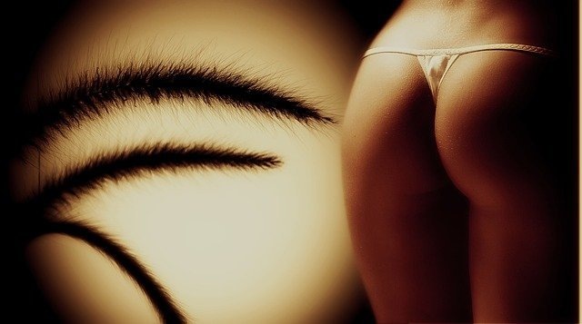 Запрещать такое развлечение было совсем невыгодно, поэтому остановились на "Соломоновом решении" - приказали стриптизершам надевать трусики, которые бы могли прикрыть самые интимные места. В качестве прообраза такой детали женского нижнего белья взяли мужские набедренные повязки. Все остались довольны: девушки почувствовали себя еще более сексуальными, а поборники нравственности успокоились, считая свой долг выполненным.