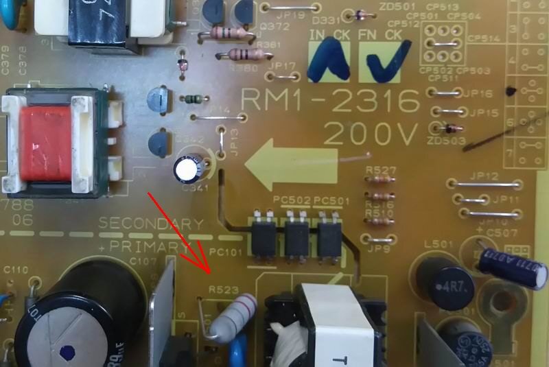 
Инерционный предохранитель R523 0.22 Ом (резистор предохранительного типа - Safety Type). На фото стоит уже замененный резистор - обыкновенный резистор 0,22*1Вт