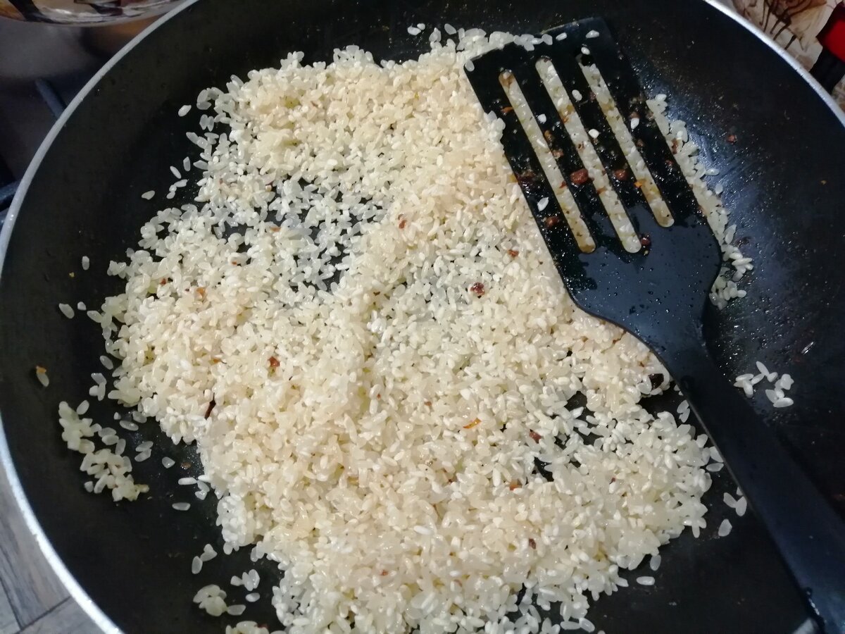 Рис на сковороде простой рецепт. Рис на сковороде рассыпчатый. Рис в сковородке. Рис рассыпчатый на гарнир в сковороде. Рис пассированный.