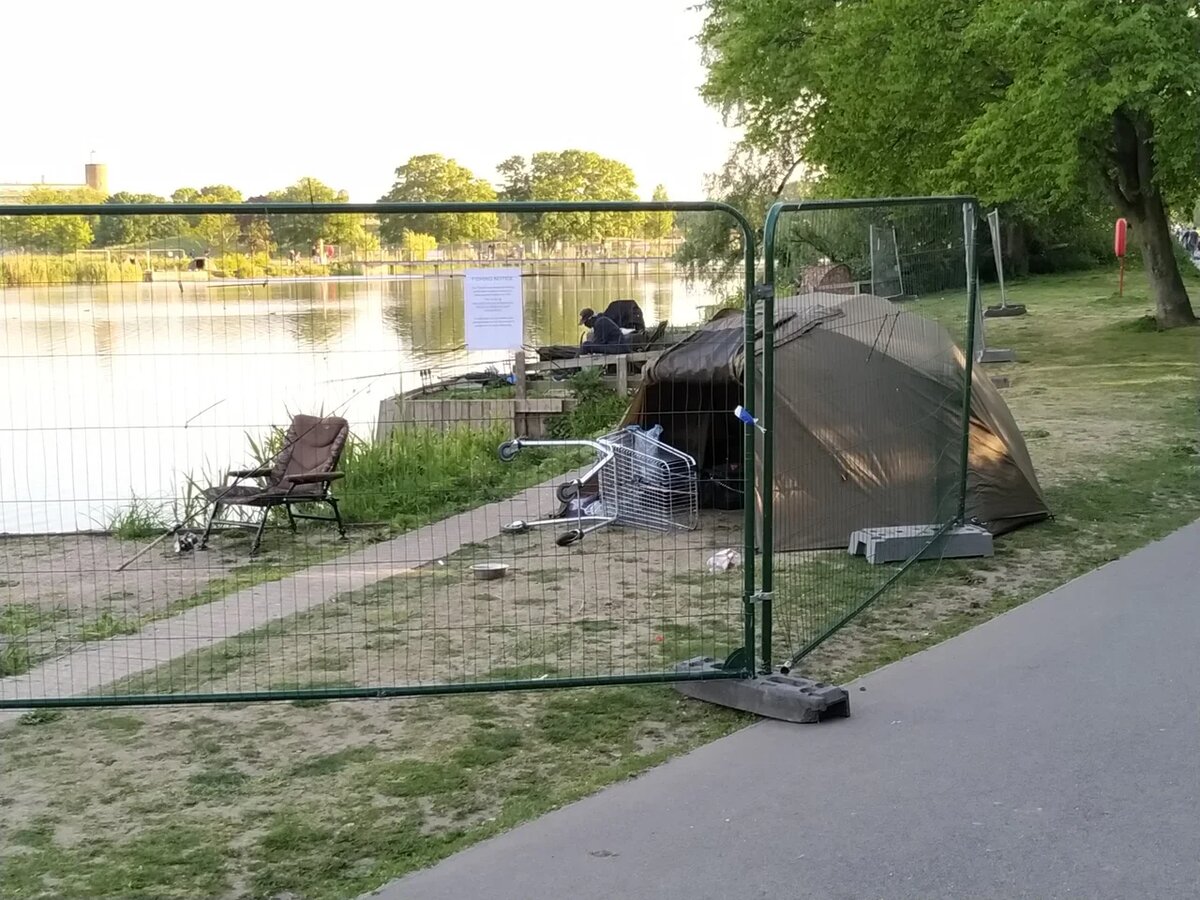 Изголодавшиеся рыбаки отодвинули ограждения на площадках для рыбалки.