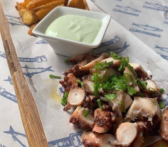 Порции осьминога вполне достаточно, чтобы наесться. Ну, можно добавить салат или суп. 