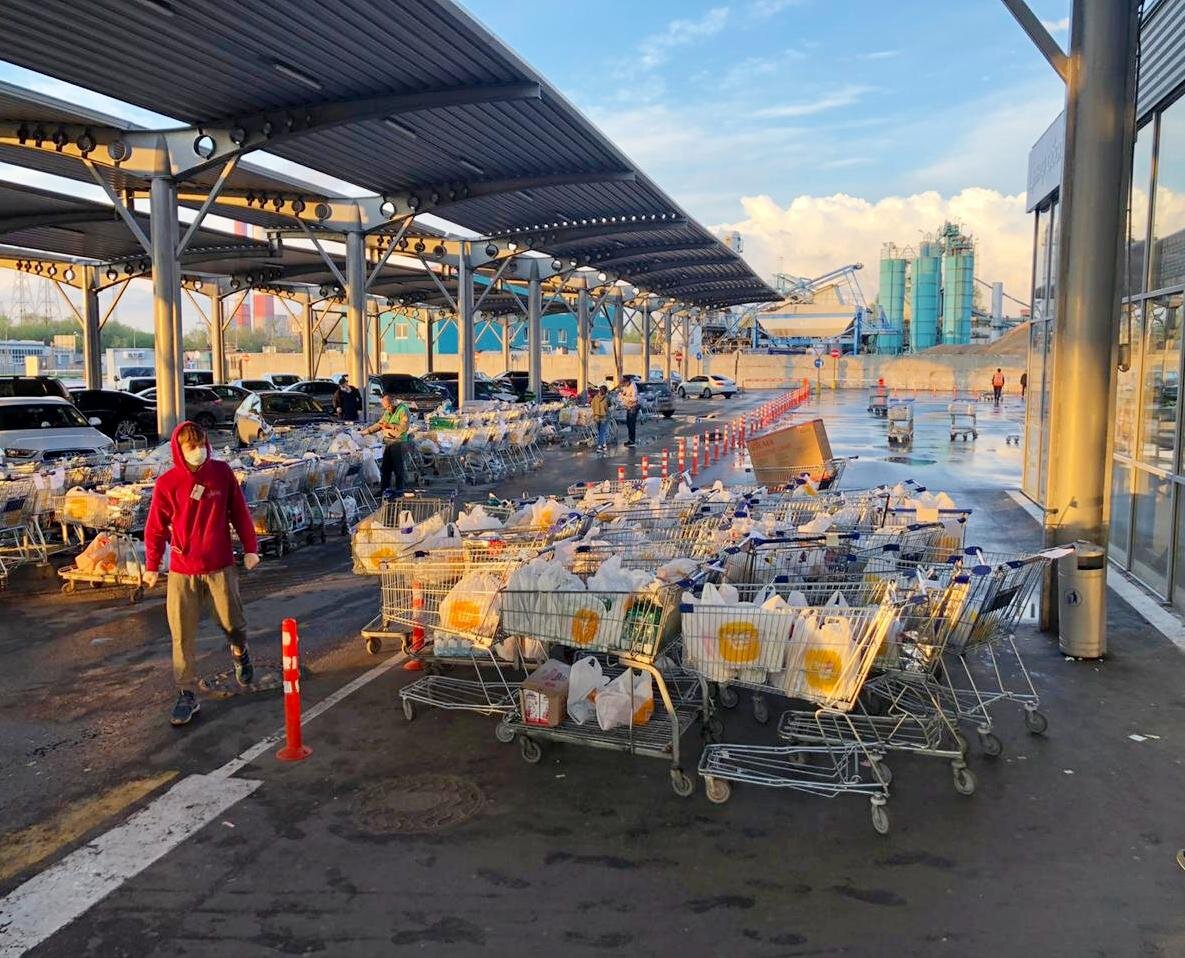 Заказы отправляющиеся к покупателям, которые тут же грузят в автомобили курьерам.