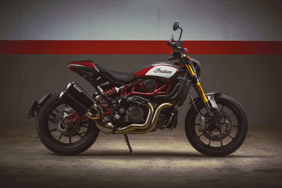 Безусловно, Indian FTR1200S Carbon 2020 будет самой дорогой версией в линейке “FTR”, и обусловлено это обилием дорогих компонентов из угле волокна, а так же предустановленной титановой выхлопной системой Akrapovič, окрашенной в черный цвет.