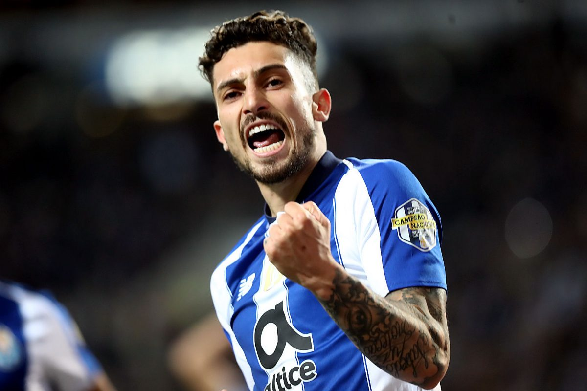 Алекс Теллес, 27 лет.