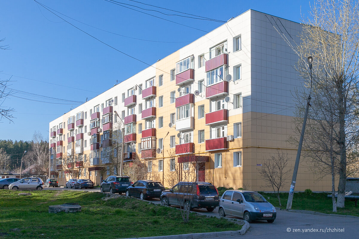 Дома в бывшем военном городке. Недавно снаружи их украсили фасадами, на деле это обычные панельные пятиэтажки