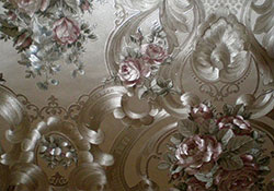 Шелкография – правильный выбор, если хозяин захотел придать помещению особую атмосферу высшего общества, шик, ощутить себя коронованной особой. Это особый вид виниловых обоев, изготавливаемых по специальной технологии: основа пропитывается составом, в который в дальнейшем вкрапляют шелковые нити путем тиснения. Процедура эта осуществляется при высоком давлении и температуре. Количество поклонников обоев шелкографии постоянно возрастает не только по причине внешней привлекательности, но и в силу отличных характеристик. Как выбрать обои для гостиной читайте здесь.