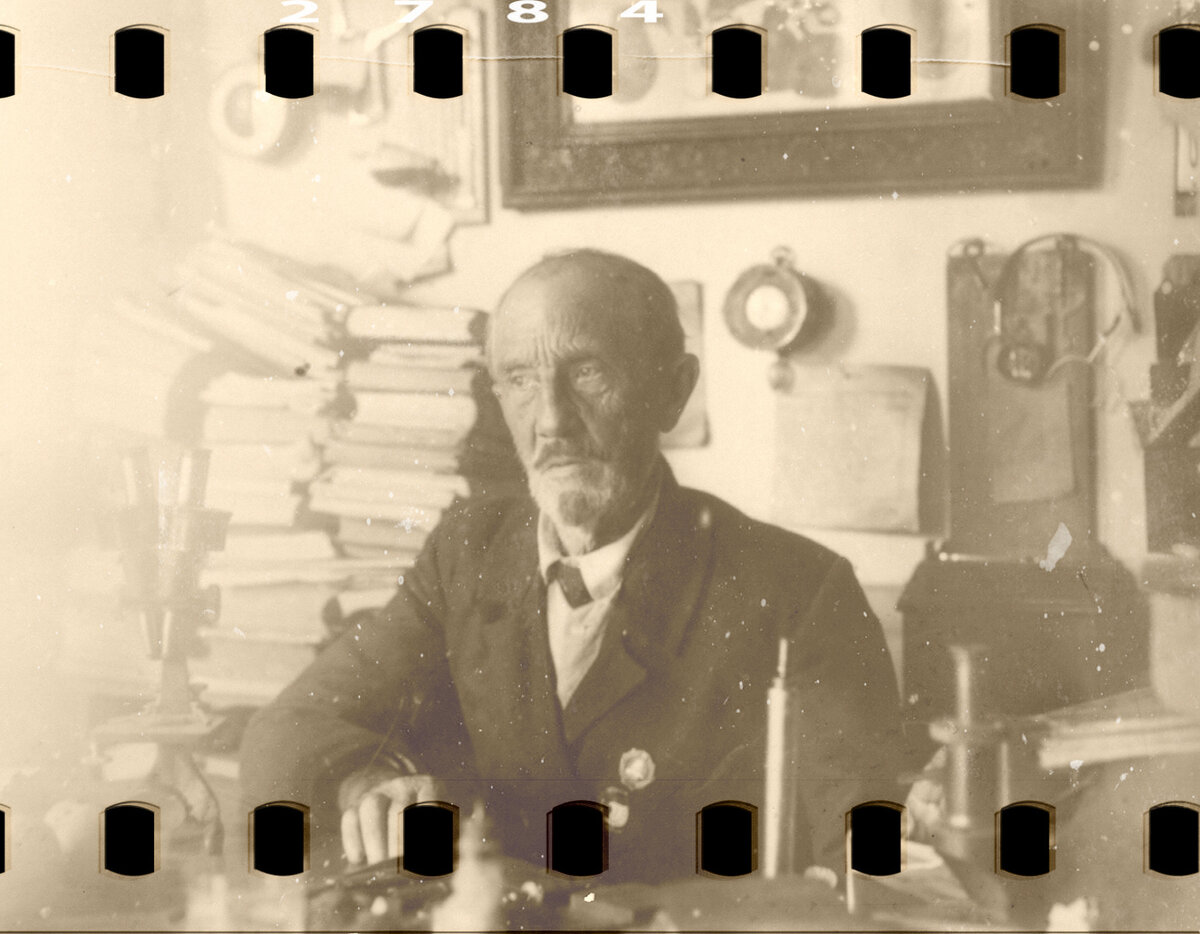 На этой фотографии Мичурин находится в своем кабинете. Отмечу, что он служил ему спальней, лабораторией, библиотекой, мастерской точной механики и даже кузницей. Большую часть своих открытий и уникальных инструментов для исследований он сделал самостоятельно. 