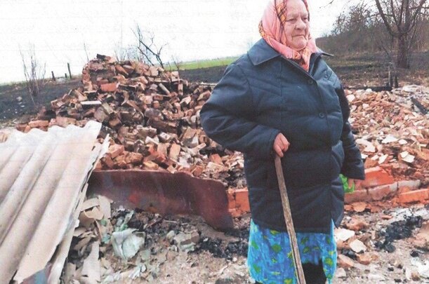Ефросинья Хомченко возле своего сгоревшего дома, который они с мужем построили в 1970-х годах, а потом ещё долго обустраивали.Фото Г. Ерошкиной.  