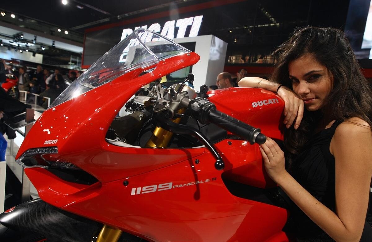 Ducati Panigale с девушкой