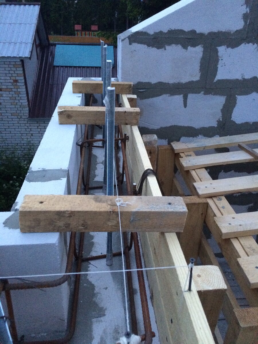 Армопояс для односкатной крыши из газобетона