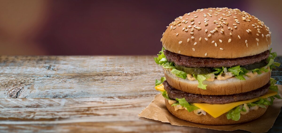 Бургер из Макдональдса. Ух! Ароматная кунжутная булочка, освежающая манящая зелень и вкусное мясо. Аж бургера захотелось!