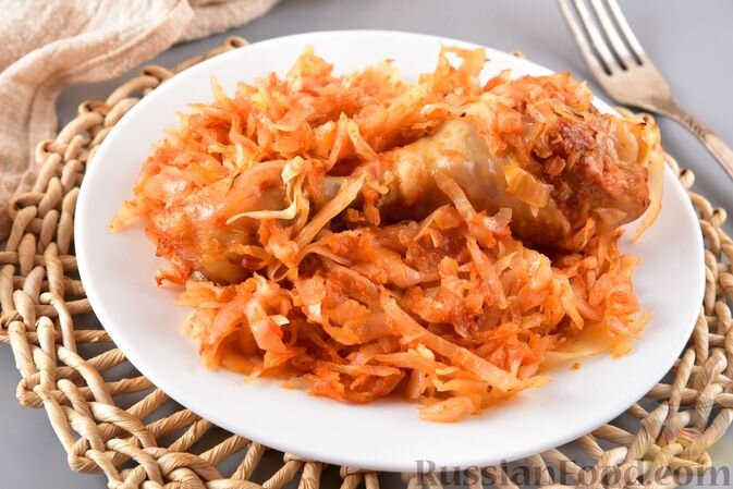 куриные ножки, капуста белокочанная, лук репчатый, морковь, томатная паста, соль, перец молотый, паприка молотая, лавровый лист, масло подсолнечное