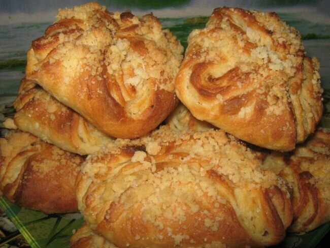 Вот примерно так выглядели свердловские булочки в советских булочных. Жаль, что тогда у нас не было привычки фотографировать все подряд. Фото из открытых источнеиков