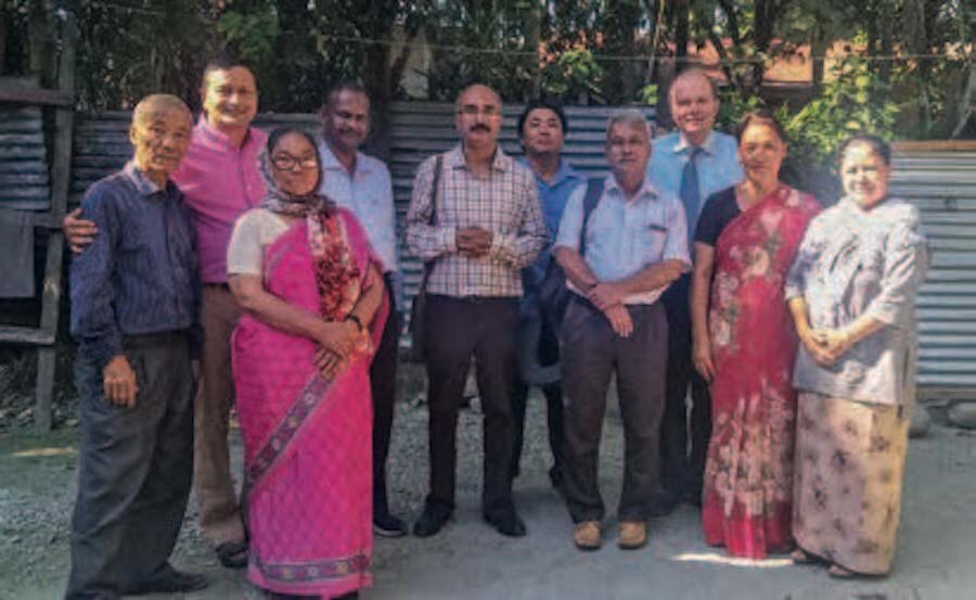 С семьей Джона Таманг (он в середине позади всех в синей рубашке).