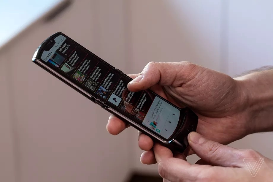 Новая версия складывающейся Motorola Razr может появиться в этом году