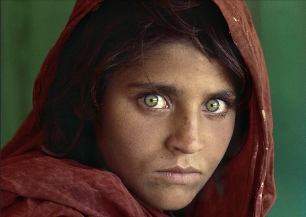 Фото Стива Маккарри, украсившее номер National Geographic