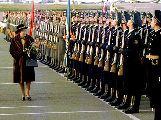 Королева смотрит войска по прибытии в Москву, 1994 год