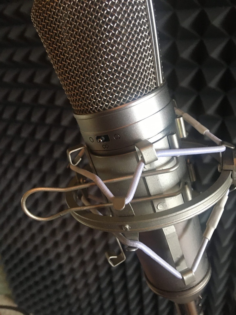 Мой behringer b2 pro c пауком держателем на стойке