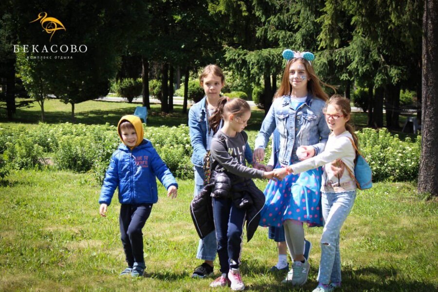 Детская усадьба остров. Этномир веревочный парк. Парк отдыха в подмосковье с детьми. Семья в отеле подмосковье. Семья в загородном доме.