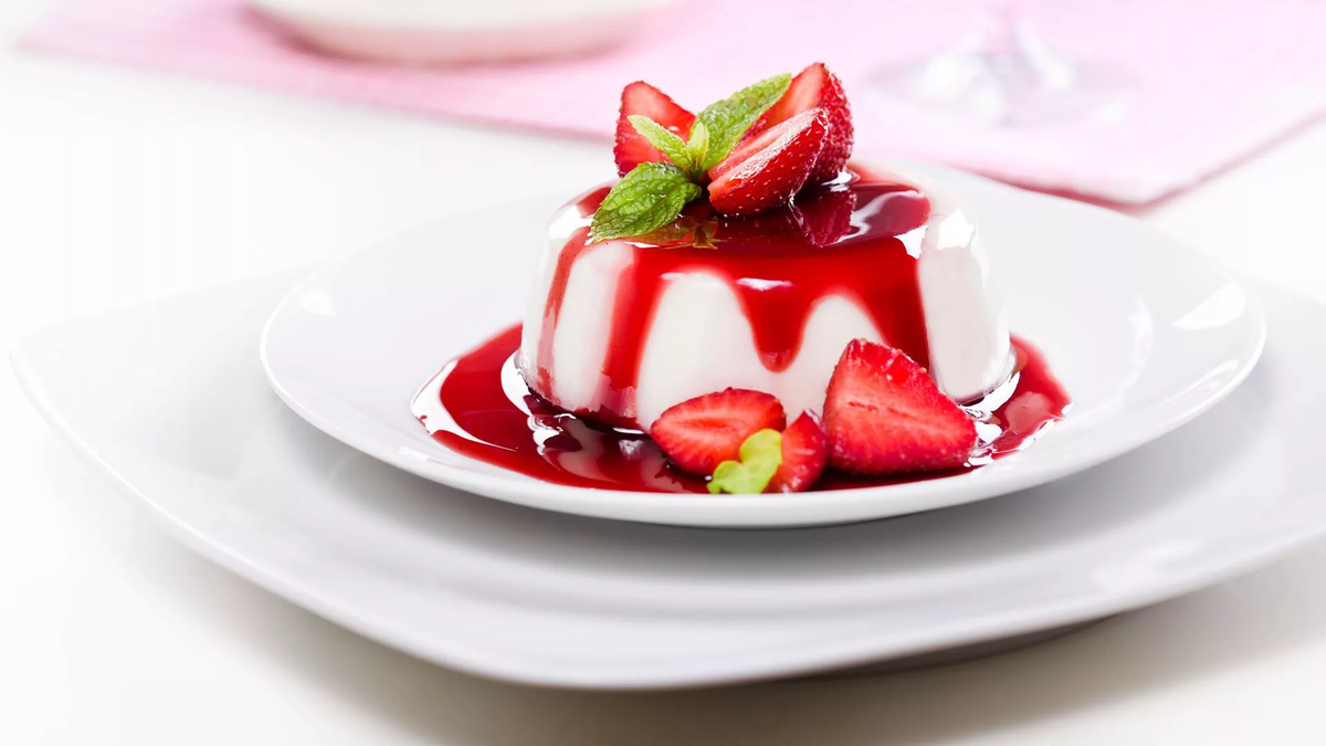 Панна котта это. Итальянская panna Cotta. Панна котта итальянские Десерты. Панна-котта классический. Панна котта с клубникой.