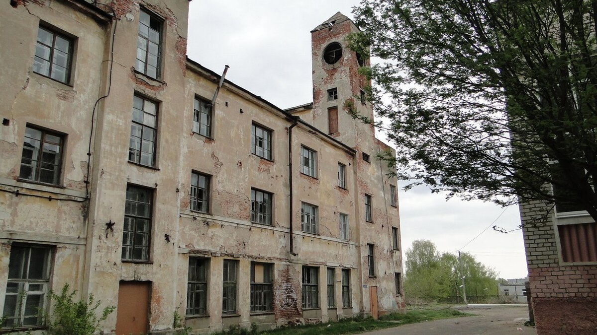 Заброшенная вечерняя школа.
