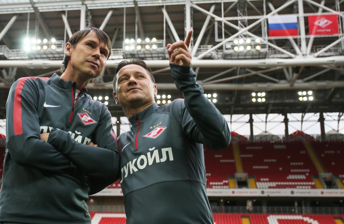 Титов и Аленичев обсуждают игровые моменты (фото взято источника: https://news.sportbox.ru/Vidy_sporta/Futbol/Russia/premier_league/spbnews_NI589116_Jegor_Titov_Tema_novichkov_dla_Spartaka_ne_zakryta) 