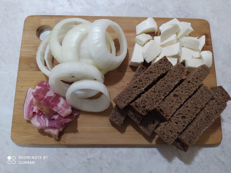 Луковые кольца, кусочки моцареллы, солёная грудинка, куски ржаного хлеба.