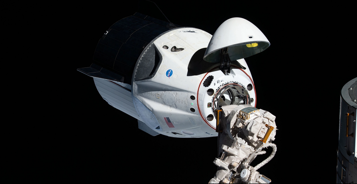 Грузовая версия КК «Dragon» причаливает к МКС. Фото из социальных сетей SpaceX