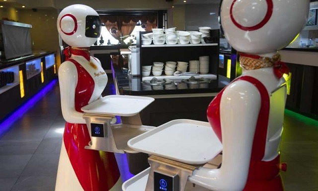 Роботы в зале