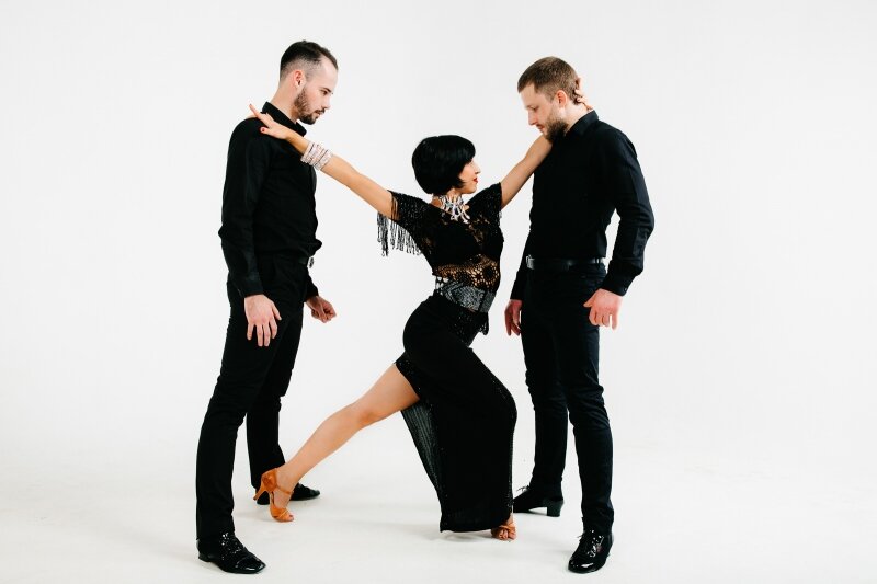 двое мужчин танцуют. страстный танец парня и девушки. танго рисунок. аргентинский танцор танго карлос гарида. танец в троем.