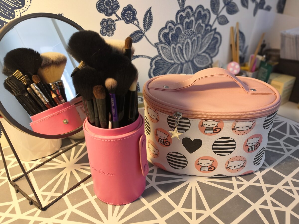 Разве что литсо иногда красить. И то... Предпочитаю делать это на подоконнике.