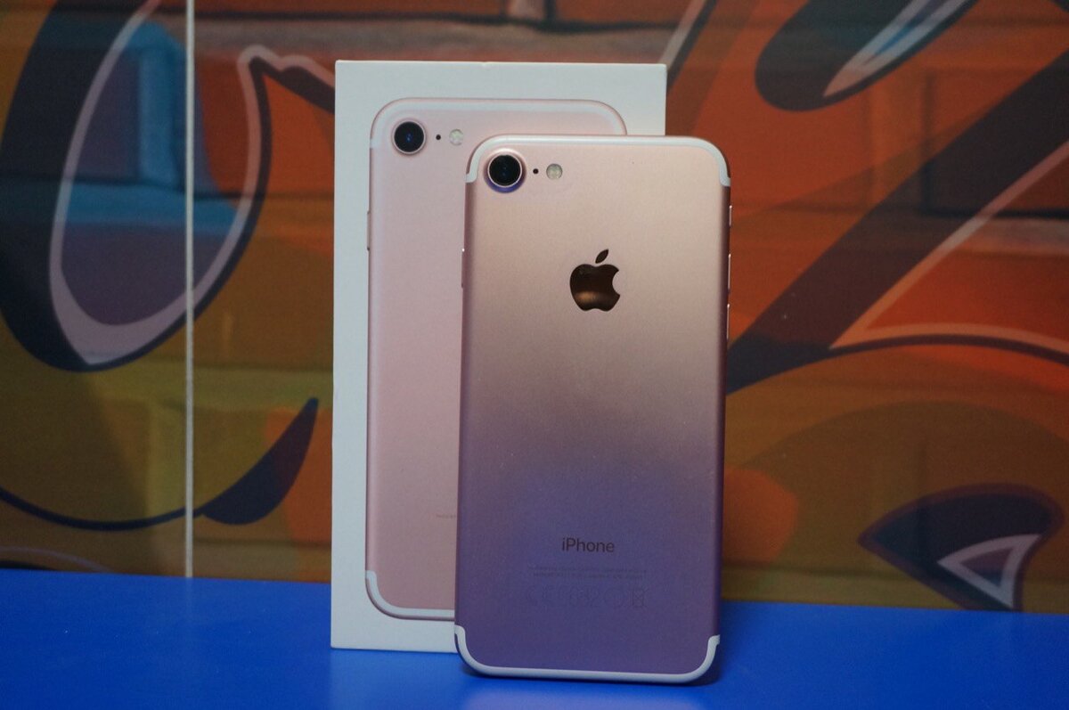 Apple iPhone 7 в розовом цвете.