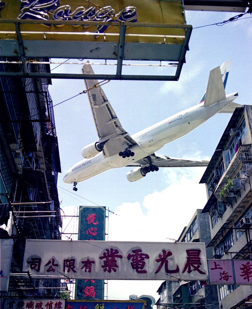 Самолет в 200 метрах от крыш жилых домов 