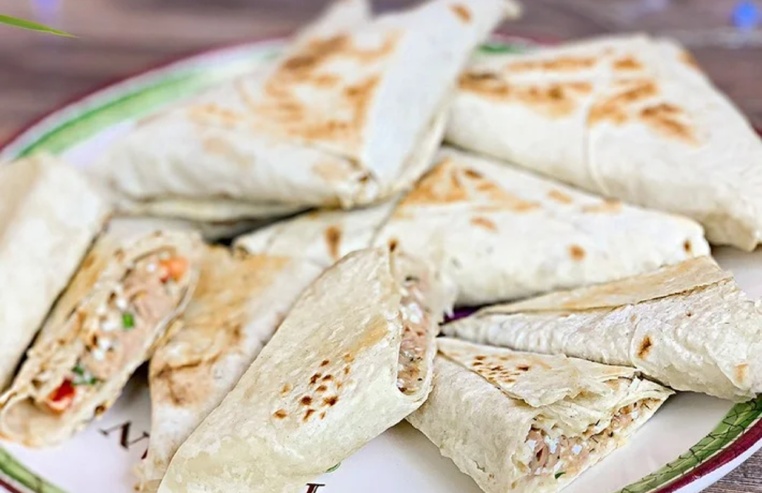 Треугольники из лаваша с тунцом- быстрый и вкусный перекус.