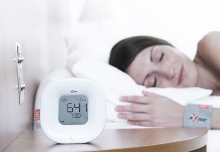 будильник около кровати. спит будильник. здоровый полноценный сон. будильник быстрого сна. подросток просыпается.