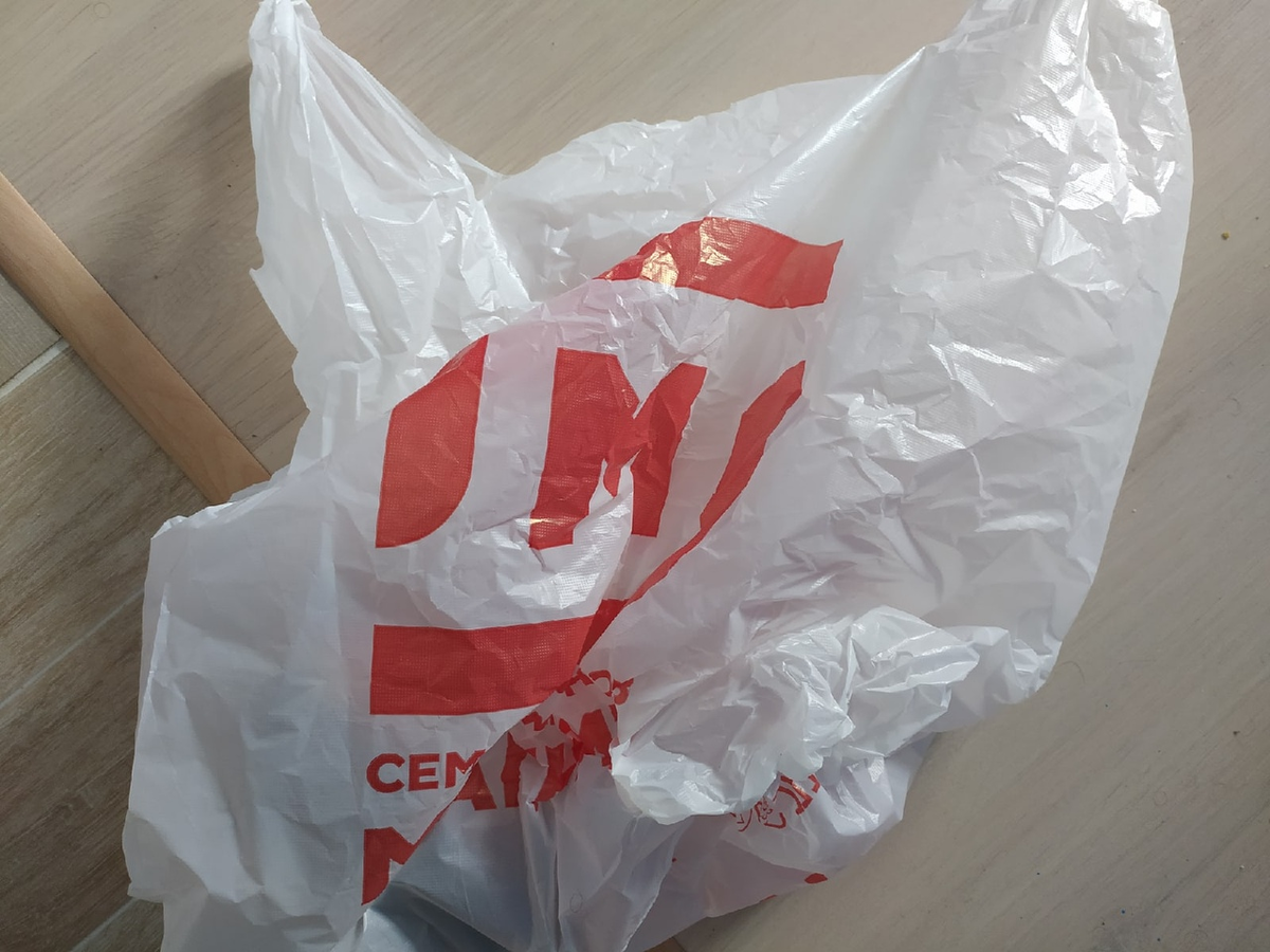 На полу 