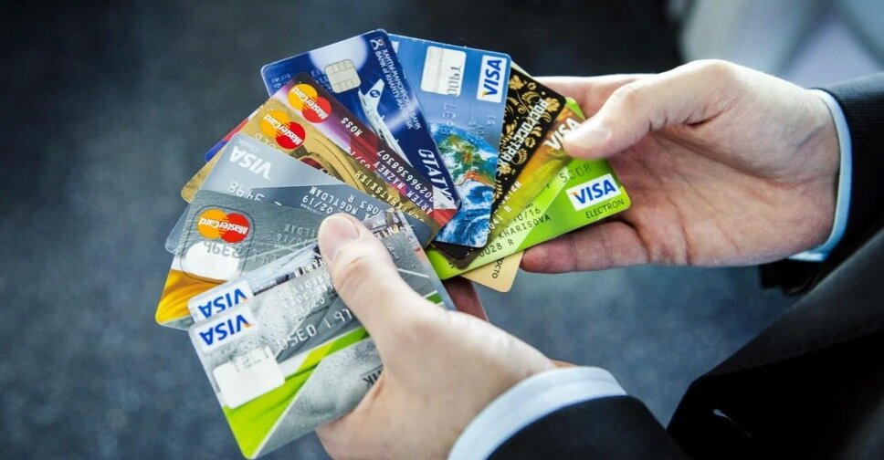 Выпуск банковских карт и использование онлайн-приложений в России могут стать платными