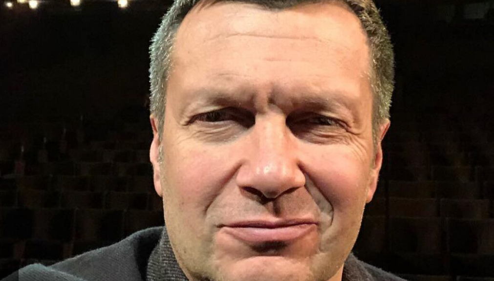 Блогер и удачно приспособившийся к системе буржуазных ценностей телеведущий В. Соловьев. Советует актерам - "...продолжать молчать"