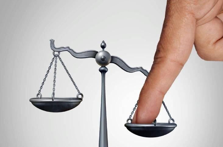 Правосудие для своих. Фото: https://www.shutterstock.com