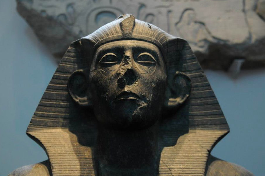 Фараон 3 книга. Статуя Сенусерта III. Голова статуи фараона Сенусерта III. Сенусерт 3 древний Египет. Статуя фараона Сенусерта 1.