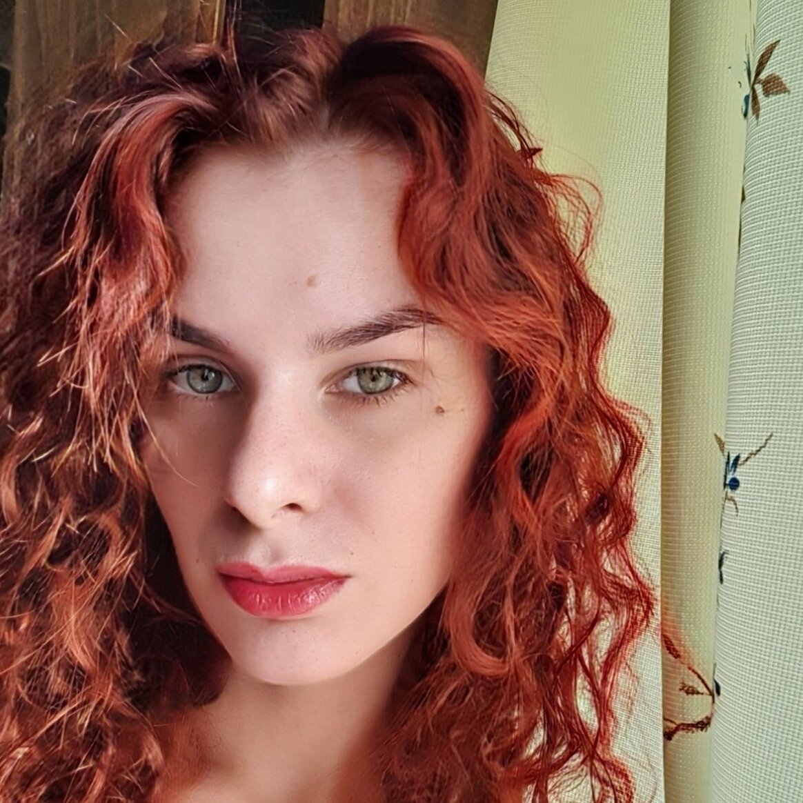 Вот, что получается, когда тинт высыхает на губах (нет, он не сушит, это просто некто от нервов откусила себе полгубы, не обращаем внимание) и листаем дальше
